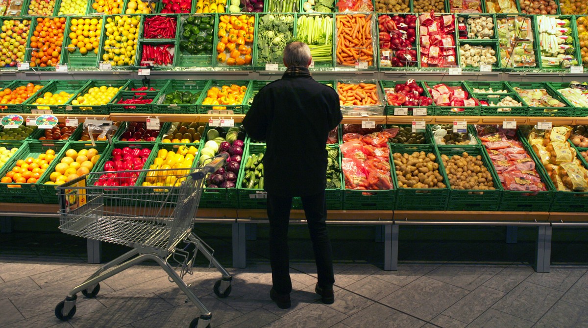 ZU DEN EIDGENOESSISCHEN ABSTIMMUNGEN VOM SONNTAG, 30. NOVEMBER 2014, STELLEN WIR IHNEN FOLGENDES BILDMATERIAL ZUR ECOPOP-INITIATIVE ZUR VERFUEGUNG - Ein Mann steht am 20. Januar 2005 vor einer Auslage ...
