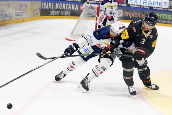 Ambri-Piottas Isaco Dotti, links, und Gotterons Daniel Brodin, rechts, kaempfen um den Puck, beim Eishockey Meisterschaftsspiel der National League A zwischen den HC Fribourg Gotteron und dem HC Ambri ...