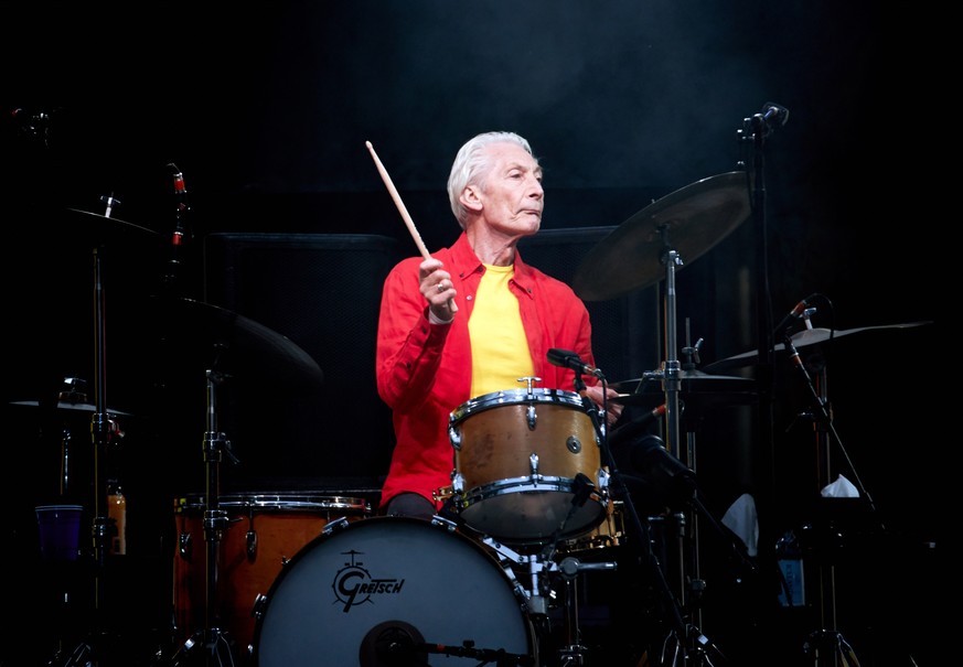 epa09231476 (FILE) - Charlie Watts of the British Rock band The Rolling Stones performs during a concert at the Olympiastadion in Berlin, Germany, 22 June 2018 (reissued 27 May 2021). Charlie Watts tu ...