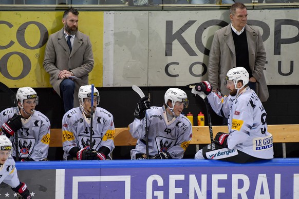 Trauerstimmung hinter der Bande nach dem 5:0 Rueckstand bei den Coaches, Headcoach und Sportdirektor Christian Dube, links und Coach Advisor Sean Simpson, rechts und Fribourgs Adrian Lauper, sitzend a ...