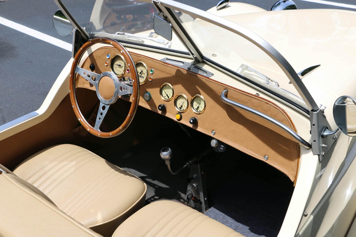 Burton Roadster Sotheby's Auktion Florida auto retro design https://rmsothebys.com/en/auctions/0521/open-roads--may/lots/r0036-1986-citro%C3%ABn-2cv-roadster-by-burton/1093444#