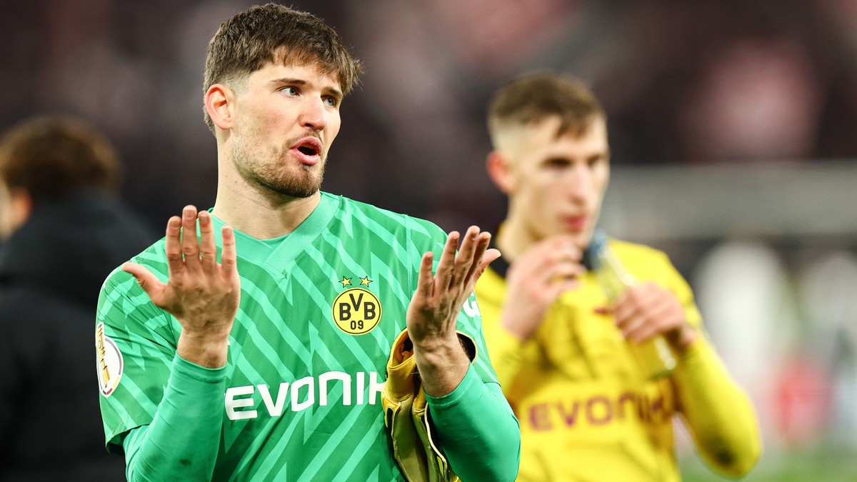 epa11014722 Dortmund's goalkeeper Gregor Kobel gestures to fans after losing the German DFB Cup round of sixteen soccer match between VfB Stuttgart and Borussia Dortmund in Stuttgart, Germany, 06 ...