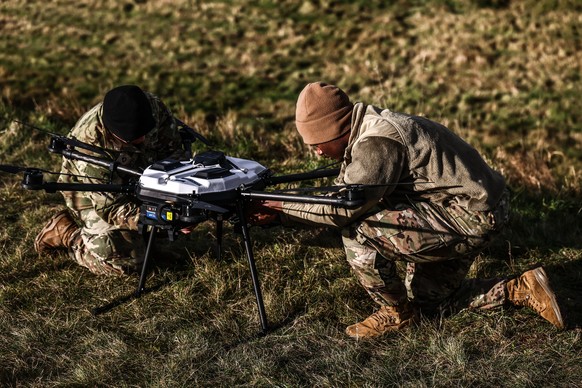 epa12540146 US Army soldiers set up a counter-drone interceptor by Fortem Techonolies during the NATO drone exercise 'Project Flytrap 4.5' near Oldenburg in Holstein, northern Germany, 21 No ...
