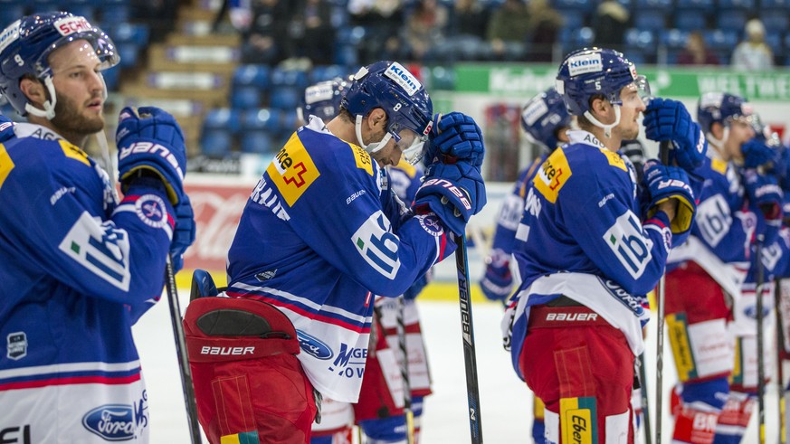 EHC Kloten Verteidiger Niclas Andersen, von links, Roman Schlagenhauf und Mattias Baeckman (Backman) sind enttaeuscht nach der 1-2 Niederlage im Eishockey-Meisterschaftsspiel der National League zwisc ...