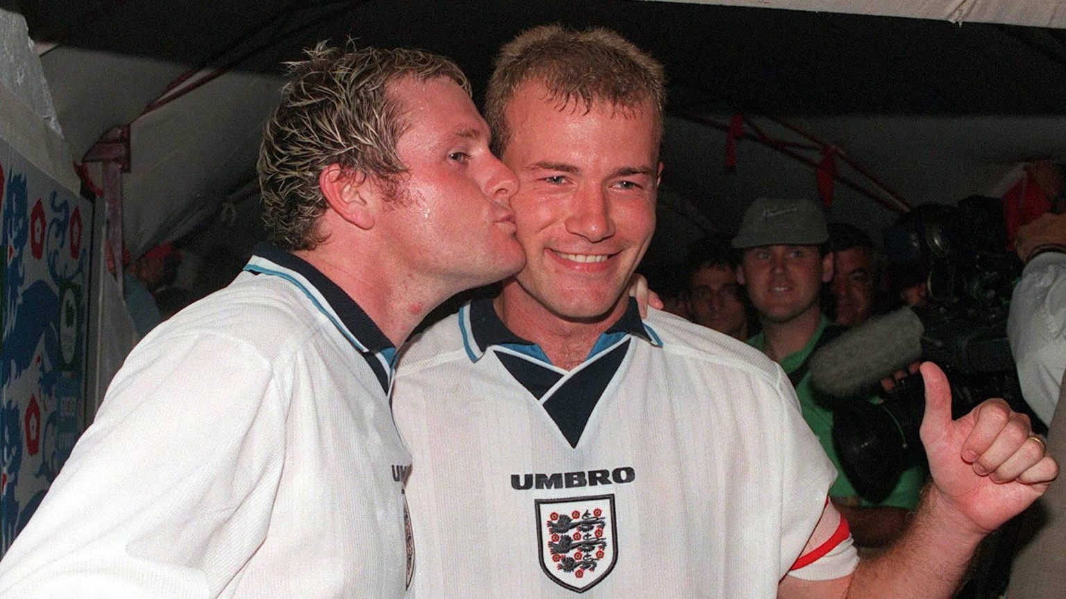 Bildnummer: 04195745 Datum: 01.09.1996 Copyright: imago/Colorsport
Paul Gascoigne (li.) und Alan Shearer (beide England) - Schlussjubel - PUBLICATIONxINxGERxSUIxAUTxHUNxPOLxUSAxONLY; Vdia, quer, Aufma ...