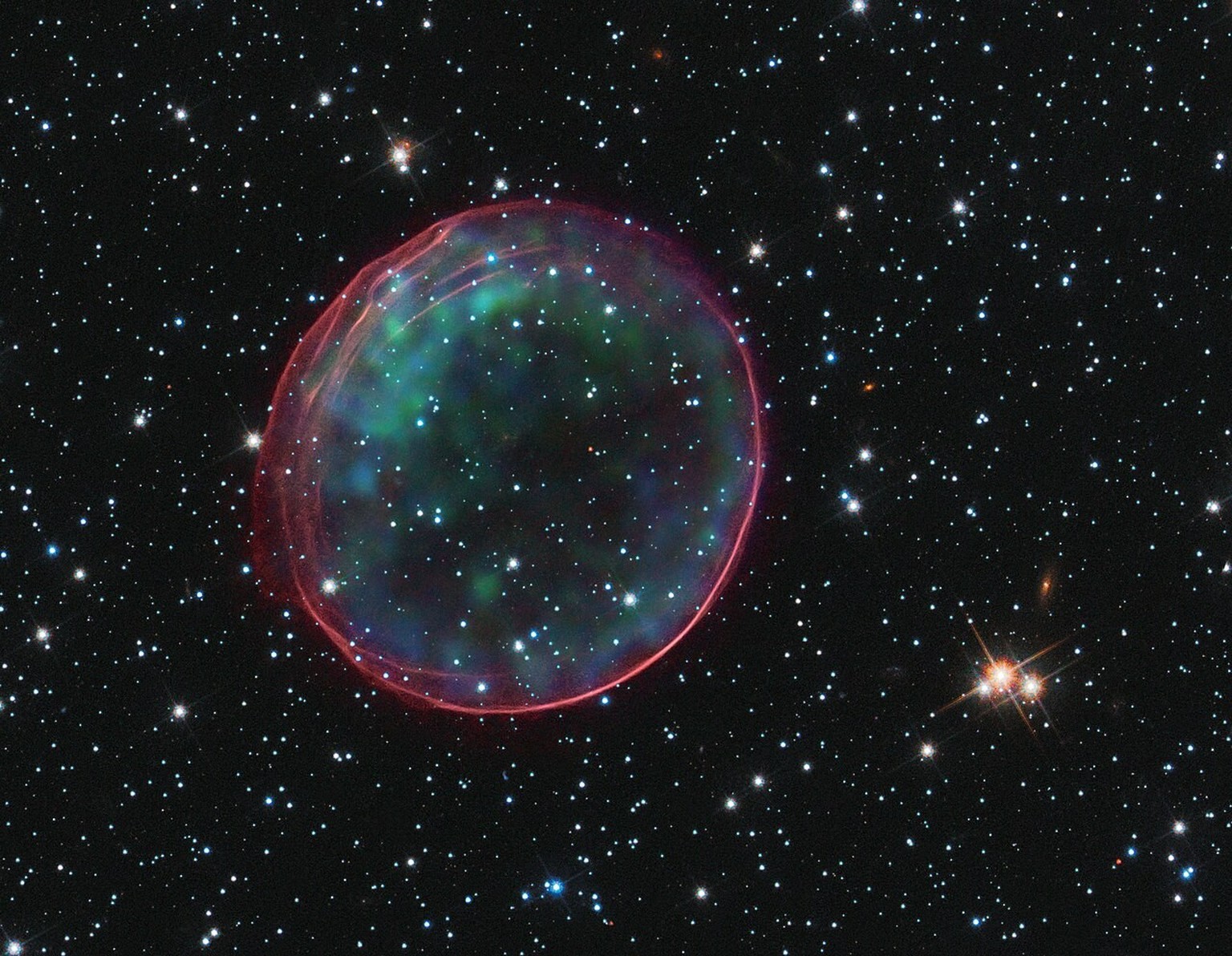 SNR 0509-67.5: Kombination von Aufnahmen von HST und Chandra.
https://de.wikipedia.org/wiki/SNR_0509-67.5#/media/Datei:SNR_B0509-67.5_Chandra_HST.jpg