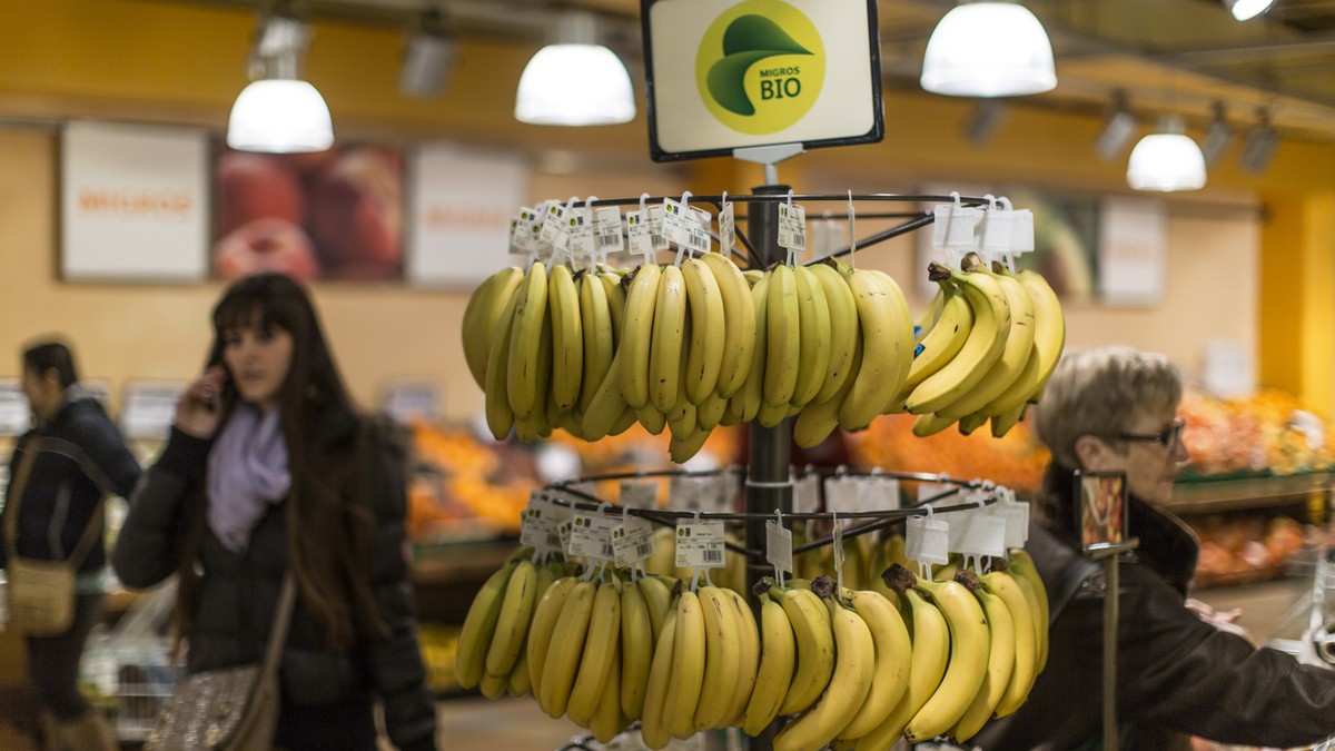 Organic bananas hang from a round stand, pictured on March 5, 2013, at the Migros branch in Baden, Switzerland. Migros is Switzerland's the largest retail company. (KEYSTONE/Gaetan Bally)

Bio-Ba ...