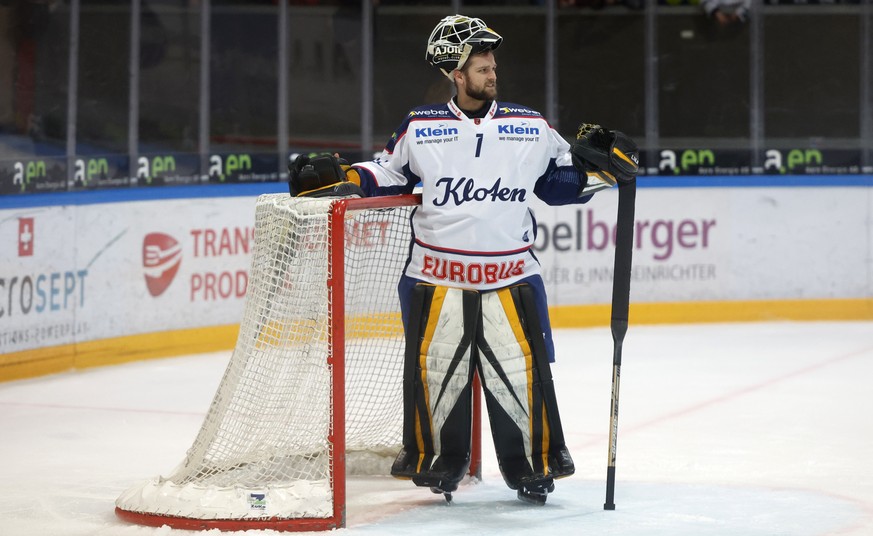 Klotens Torhueter Tinm Wolf, im 2. Eishockey Playoff Finale der Swiss League zwischen EHC Olten und EHC Kloten, am Mittwoch, 13. April 2022, in Olten. (KEYSTONE/Peter Klaunzer)