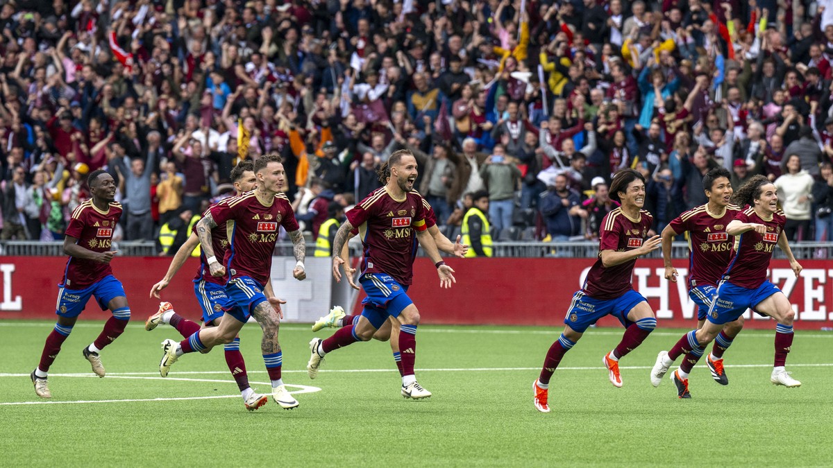 Servettes player celebrate their victory during the Swiss Cup final soccer match between Servette FC and FC Lugano, at the Wankdorf stadium in Bern, Switzerland, Sunday, June 2, 2024. (KEYSTONE/Peter  ...