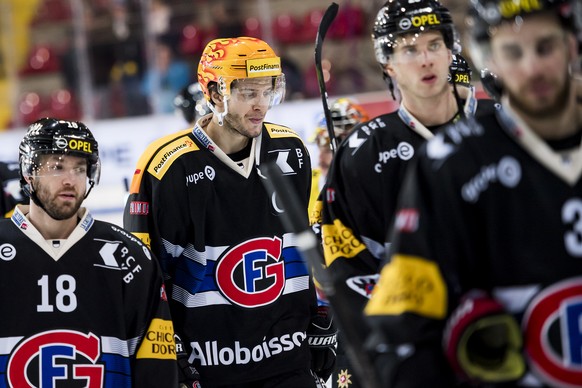 Deception du top scorer fribourgeois Julien Sprunger, centre et de ses coequipiers lors de la rencontre du championnat suisse de hockey sur glace de National League entre le HC Fribourg-Gotteron et le ...