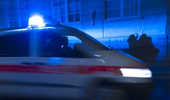 Polizeieinsatz mit Blaulicht.