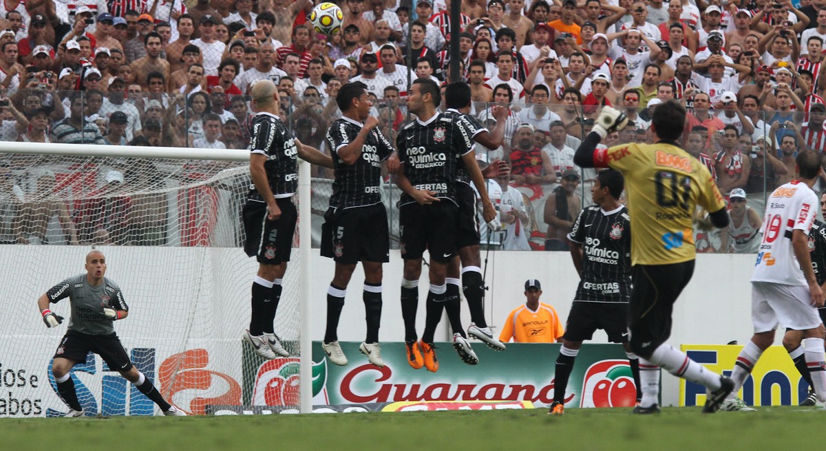 Die Mauer kann noch so hoch springen, an Rogerio Cenis perfekt getimten Freistoss kommt sie nicht ran.