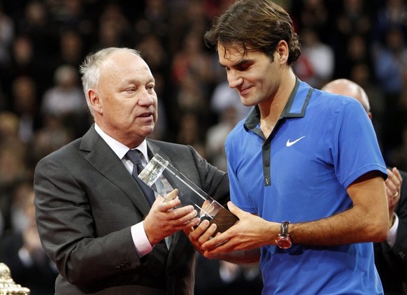 Swiss-Indoors director Roger Brennwald, left, and Roger Federer, right, after the final match at the Swiss Indoors tennis tournament at the St. Jakobshalle in Basel, Switzerland, 28 October 2012. (KEY ...