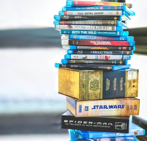 Die DVD und Blu-Ray war als Speichermedium für Filme beliebt. Zur Datenspeicherung setzten sich jedoch Cloud-Lösungen und Flash-Speicher durch.