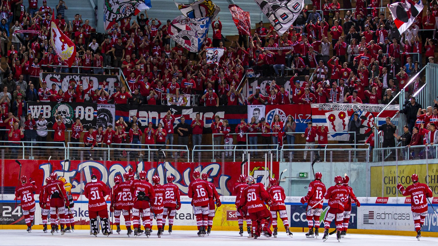 Die SC Rapperswil-Jona Lakers Spieler feiern mit den Fans nach dem 4-3 Sieg in der Verlaengerung im Eishockey-Meisterschaftsspiel der National League zwischen den SC Rapperswil-Jona Lakers und dem EV  ...