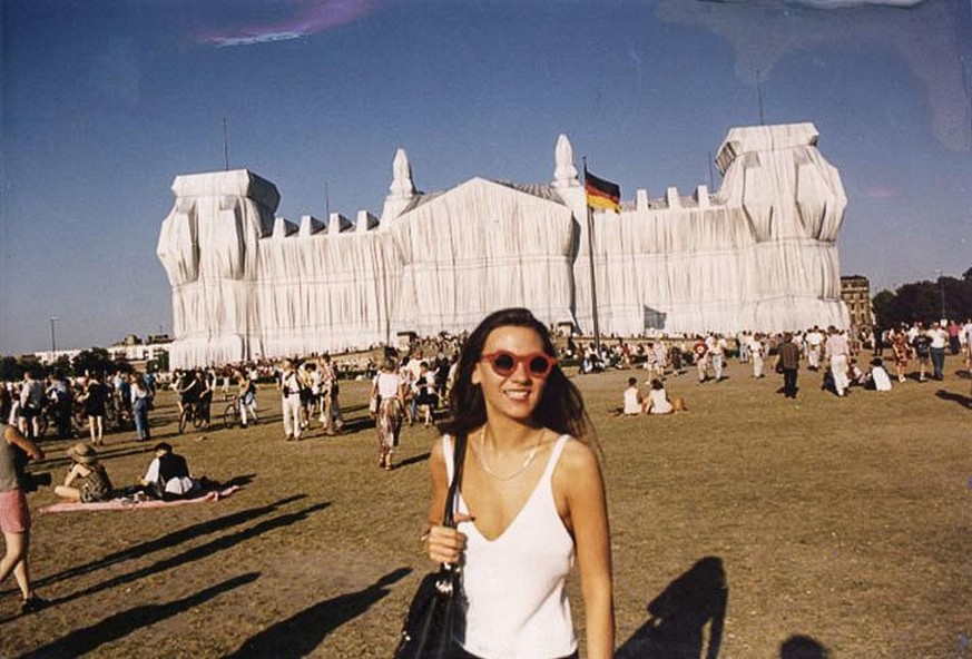 besucherin vor dem reichstag. Der Verh�llte Reichstag war ein Kunstprojekt des K�nstlerehepaars Christo und Jeanne-Claude. Im Rahmen des Projektes, dessen Realisierung von 1971 bis 1995 dauerte, wurde ...