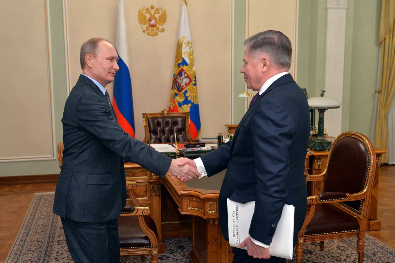 Angeblich aktuelle Bilder: Wladimir Putin mit dem Vorsitzenden des Obersten Verfassungsgerichts Vyacheslaw Lebedew am Freitag.