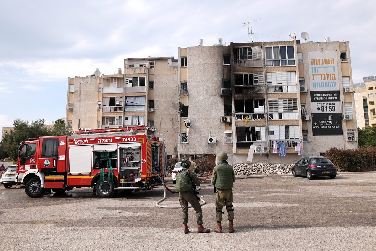 231011 -- ASHKELON ISRAEL, Oct. 11, 2023 -- Photo taken on Oct. 11, 2023 shows a building damaged in rocket attacks from Gaza, in Ashkelon, Israel. The Palestinian Islamic Resistance Movement Hamas on ...