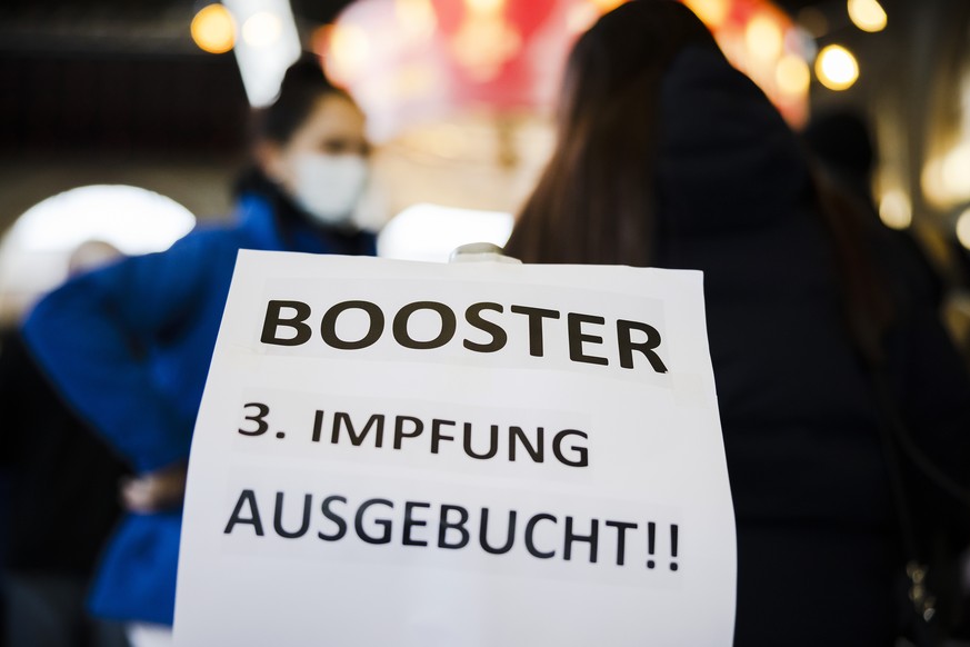 Ein Zettel mit der Aufschrift &quot;Booster-Impfung, 3. Impfung Ausgebucht&quot; haengt im Wartebereich beim Impfdorf in der grossen Halle des Hauptbahnhofs Zuerich, am Dienstag, 9. November 2021 in Z ...