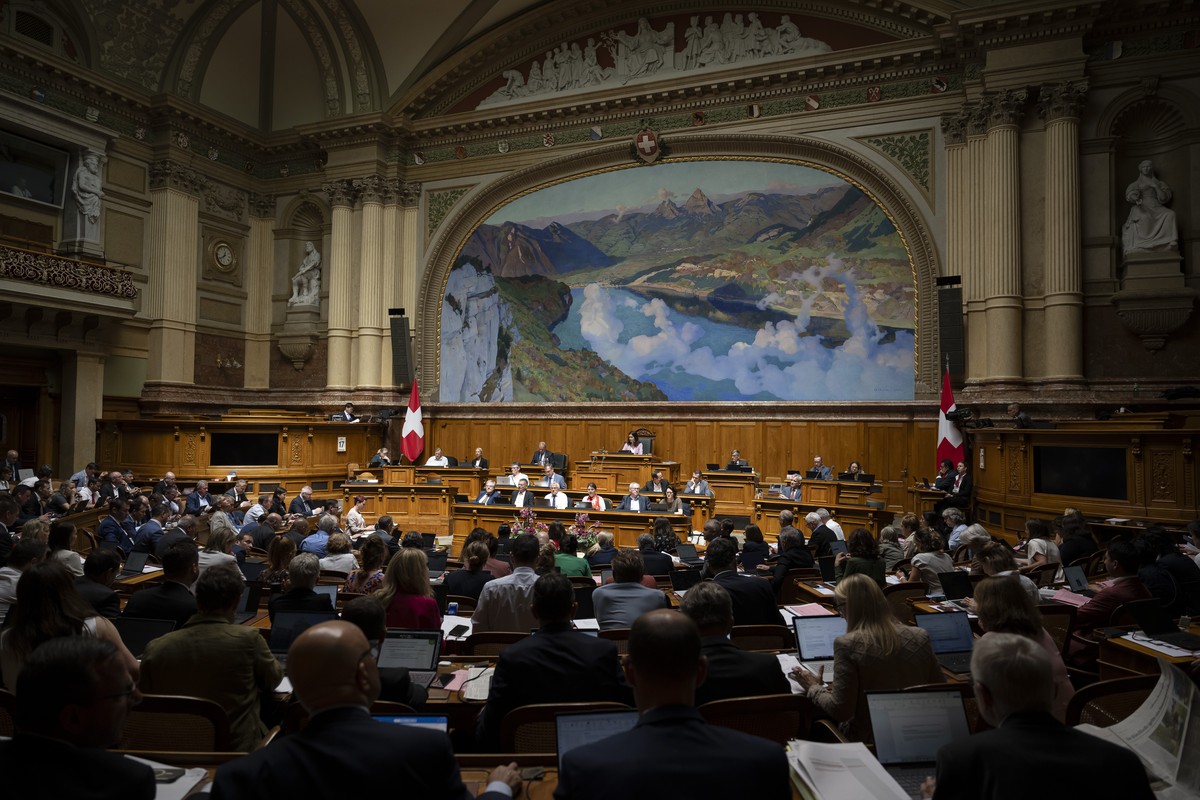 Parlamentarier debattieren waehrend der Sommersession der Eidgenoessischen Raete, am Dienstag, 17. Juni 2025 im Nationalrat in Bern. (KEYSTONE/Anthony Anex)