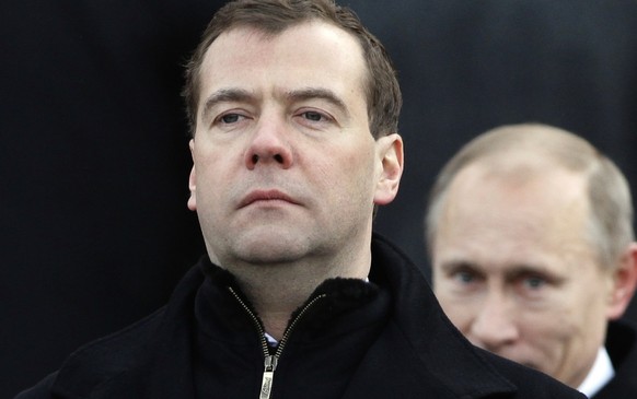 ARCHIV: Russian President Dmitry Medvedev, left, and Prime Minister Vladimir Putin, right, walk after laying a wreath at the Tomb of the Unknown Soldier, just outside the Moscow Kremlin, Russia (Foto  ...