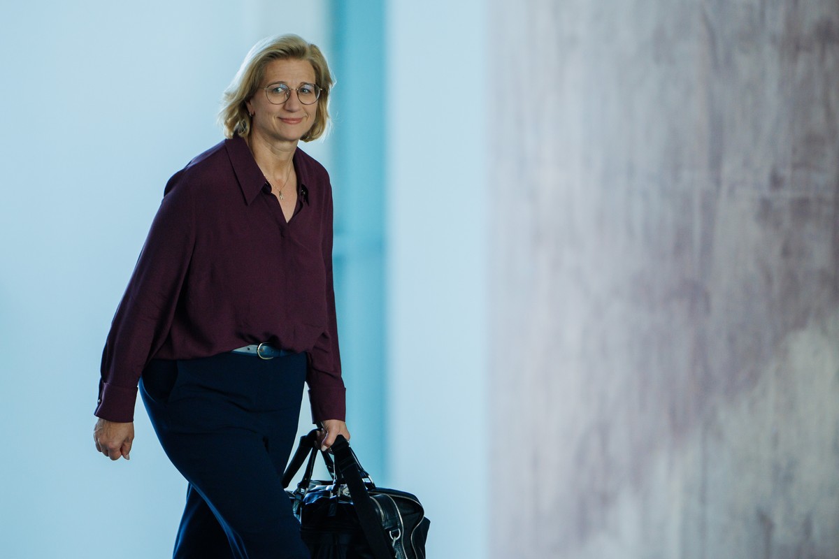 epa13063838 Saarland's State Premier Anke Rehlinger arrives for a meeting of the German state premiers at the Chancellery in Berlin, Germany, 25 June 2026. The state premiers of the German federa ...
