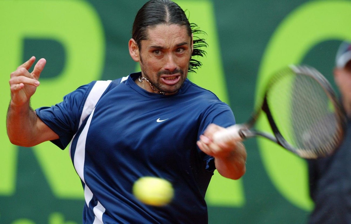 Marcelo Rios from Chile returns the ball to Czech Radek Stepanek during the World Team Cup tennis Cup in Duesseldorf, Germany on Saturday, 24 May 2003. (KEYSTONE/EPA Photo DPA/Gero Breloer)