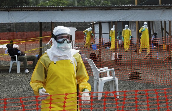 Ein Mitarbeiter der Organisation «Ärzte ohne Grenzen» bereitet in Monrovia ein Isolierungslager für Ebola-Fälle vor.