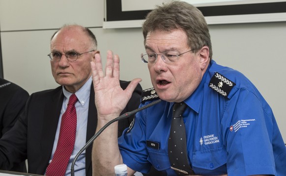 Oberzolldirektor Rudolf Dietrich, links, und Juerg Noth, rechts, Chef Grenzwachtkorps, informieren an der Jahres-MK des Grenzwachtkorps am Dienstag, 18. Februar 2014, in Chiasso. (KEYSTONE/Karl Mathis ...