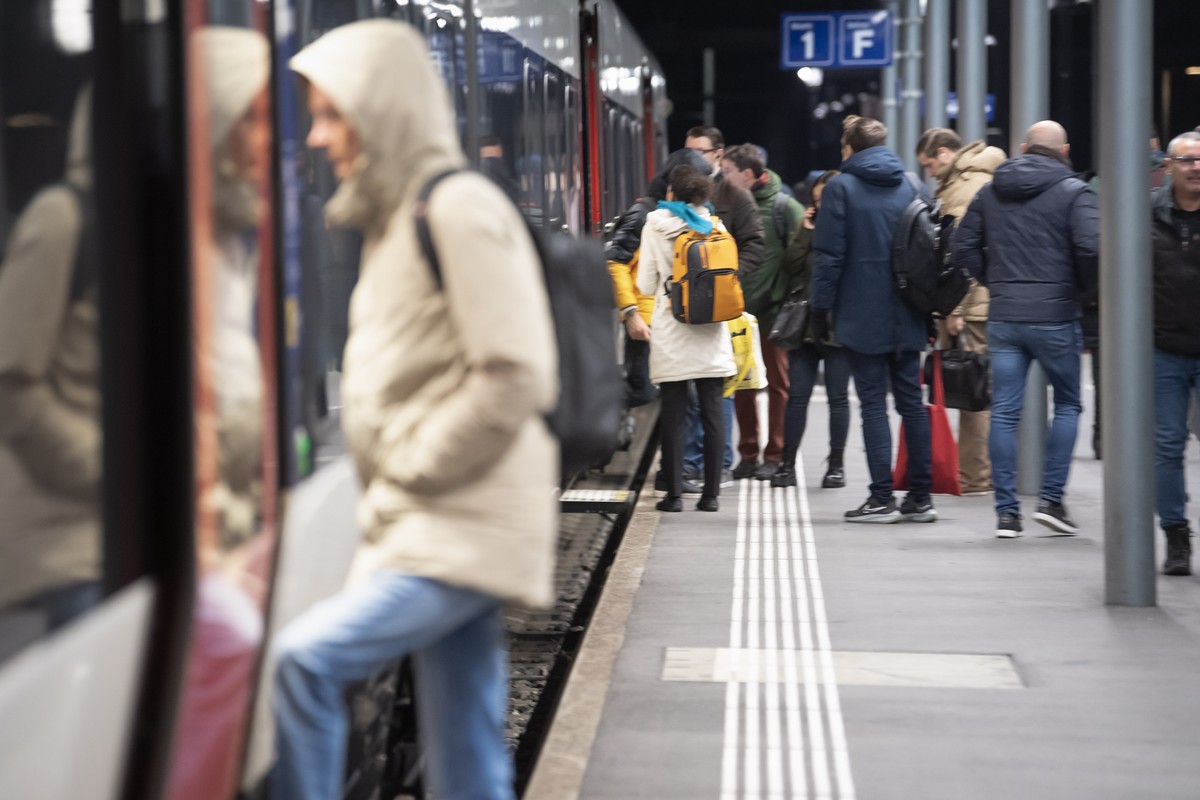 Pendler steigen in einen Zug ein am Bahnhof in Bellinzona am Mittwoch, 6. Dezember 2023. Die Tessiner Pendler gehen beim neuen Fahrplan leer aus. Die SBB lassen ab dem 10. Dezember 31 Personenzuege du ...