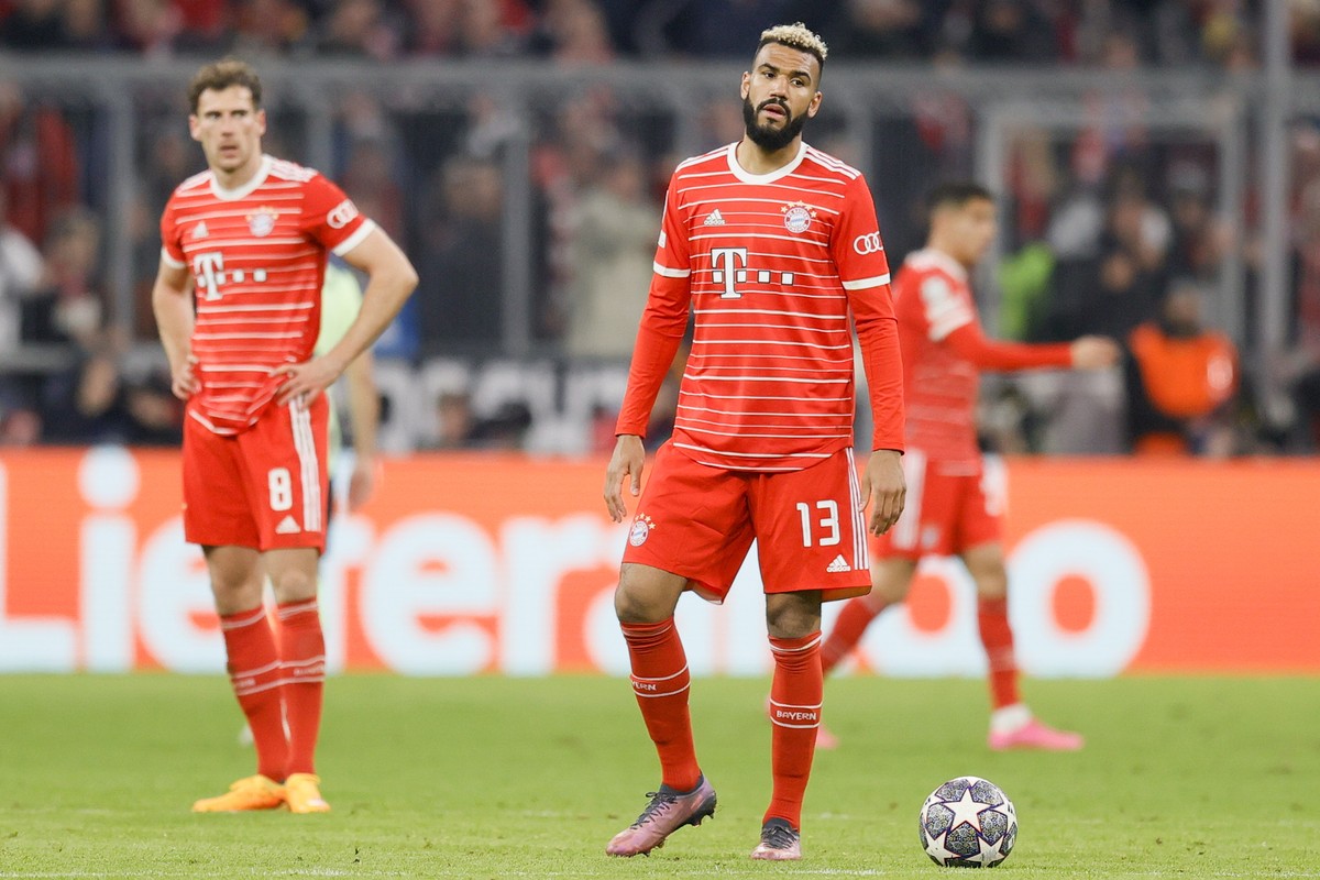 epa10580922 Leon Goretzka (L) and Eric Maxim Choupo-Moting of Bayern Munich react during the UEFA Champions League quarter final, 2nd leg match between Bayern Munich and Manchester City in Munich, Ger ...