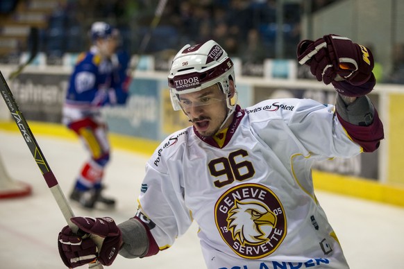 Geneve-Servette HC Stuermer Noah Rod freut sich ueber seinen Treffer zum 0-1 waehrend dem Eishockey-Meisterschaftsspiel der National League zwischen dem EHC Kloten und Geneve-Servette HC am Freitag, 2 ...