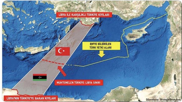 Der türkische Journalist Ali Özkök zeigt das maritime Abkommen.