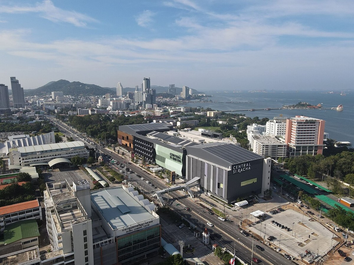 Si Racha Thailand Cenral Si Racha Mall https://en.wikipedia.org/wiki/Si_Racha#/media/File:Centralsiracha.jpg
