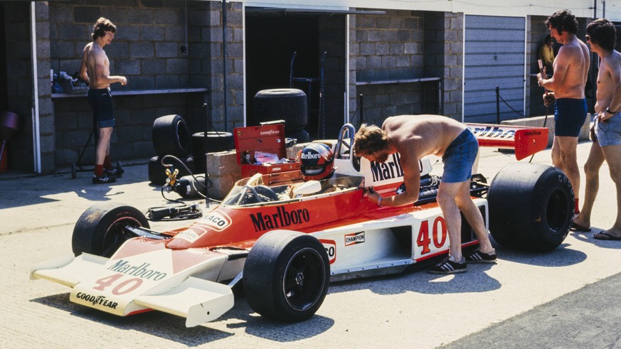 IMAGO / Motorsport Images

1977 British GP SILVERSTONE, UNITED KINGDOM - JULY 16: Mechanics work on Gilles Villeneuve s McLaren M23 Ford in the pitlane during the British GP at Silverstone on July 16, ...