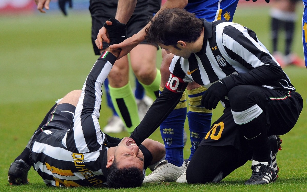 epa02517889 Juventus's forward Fabio Quagliarella lays on the ground near teammate Alessandro Del Piero after he got injured during a Serie A soccer match between Juventus and Parma in Turin' ...