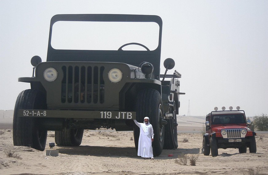 grösster Willys Jeep Rainbow Sheikh abu dhabi https://en.wikipedia.org/wiki/Emirates_National_Auto_Museum#/media/File:Sheikh_Hamad_bin_Hamdan_Al_Nahyan_with_largest_model_Willys_jeep_2009.jpg