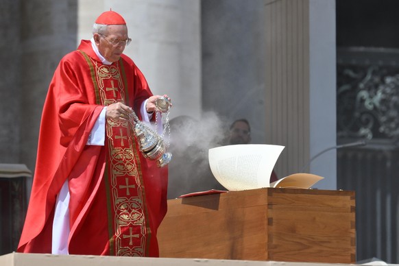 KEYPIX - epa12056024 Italian cardinal Giovanni Battista Re stands at the coffin of late Pope Francis, during the funeral ceremony in Saint Peter&#039;s Square in Vatican City, 26 April 2025. Pope Fran ...