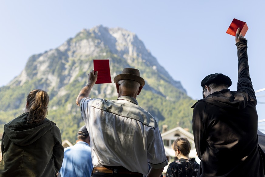 Stimmberechtigte des Kantons Glarus stimmen ueber eine Vorlage ab waehrend der Landsgemeinde des Kantons Glarus am Sonntag, 5. September 2021 in Glarus. (KEYSTONE/Christian Merz)