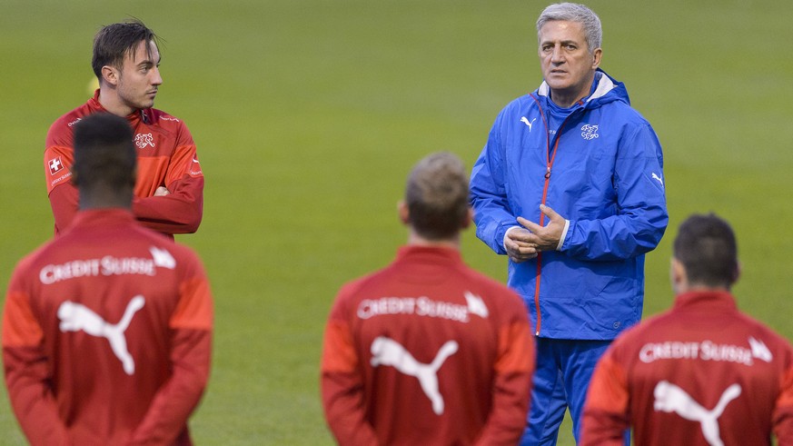 Vladimir Petkovic spricht während eines Trainings zu seinen Spielern.