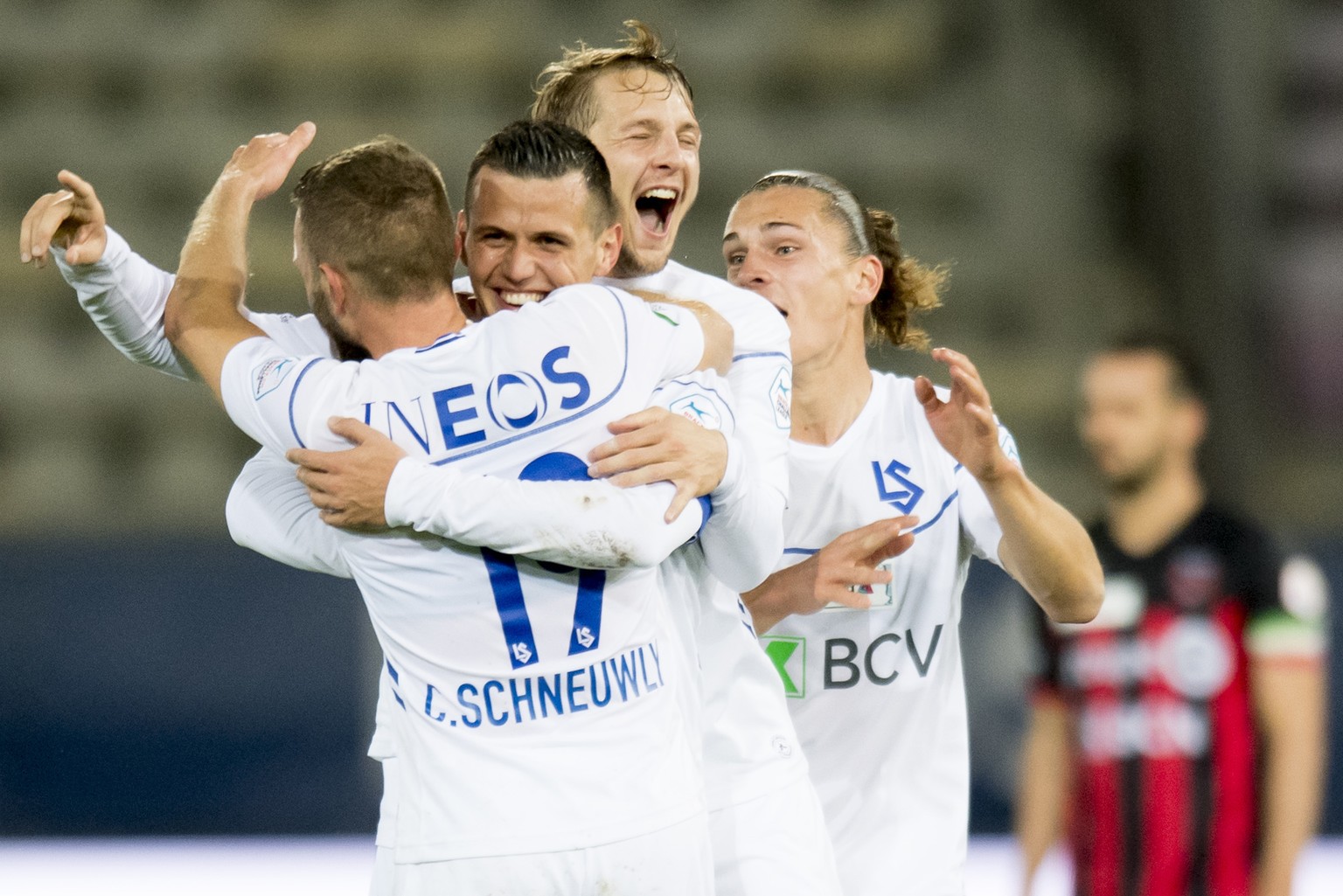 Le milieu lausannois Stjepan Kukuruzovic, deuxieme depuis la gauche, et le milieu lausannois Christian Schneuwly, gauche, celebrent avec leurs coequipiers le 4 a 0 lors de la rencontre de football 1/8 ...