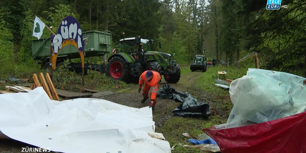 Zwölf Tage lang harrten die Waldbesetzer in Rümlang aus und liessen ein Ultimatum verstreichen. Heute schritt die Polizei mit einem Grossaufgebot ein. Nach gut sieben Stunden konnten die letzten Aktiv ...