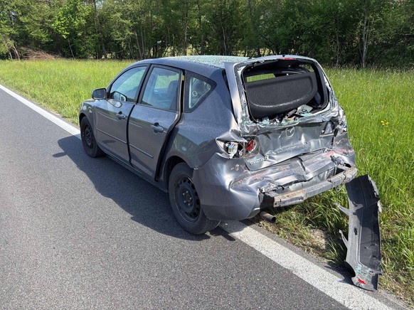 Ehrendingen AG: Der Wagen der 70-jährigen Lenkerin wurde durch den Aufprall des Feuerwehrautos schwer beschädigt.