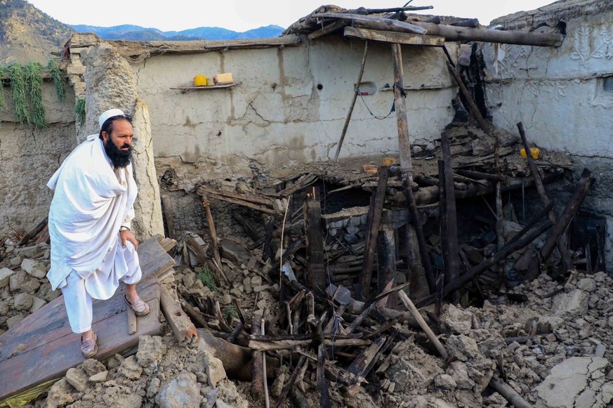 epa10028870 People affected by earthquake wait for relief in Gayan village in Paktia province, Afghanistan, 23 June 2022. More than 1,000 people were killed and over 1,500 others injured after a 5.9 m ...