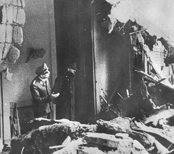 Vermutlich eine der letzten Aufnahmen des «Führers»: Adolf Hitler besichtigt im April 1945 die zerstörte Reichskanzlei. Am 29. April heiratete der Diktator im Bunker unter der Kanzlei seine Freundin E ...