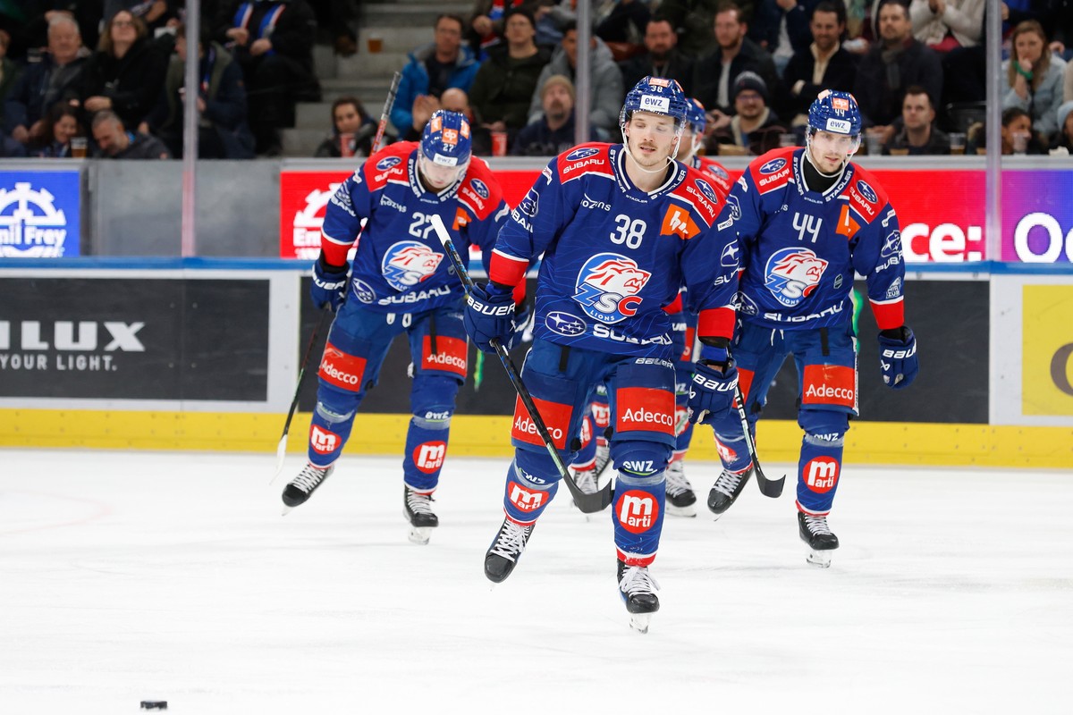 Zuerichs Torschuetze Rudolfs Balcers nach dem Treffer zum 3:1 im Eishockeyspiel der National League zwischen den ZSC Lions und dem EHC Biel, am Freitag, 26. Januar 2024 in der Swiss Life Arena in Zuer ...