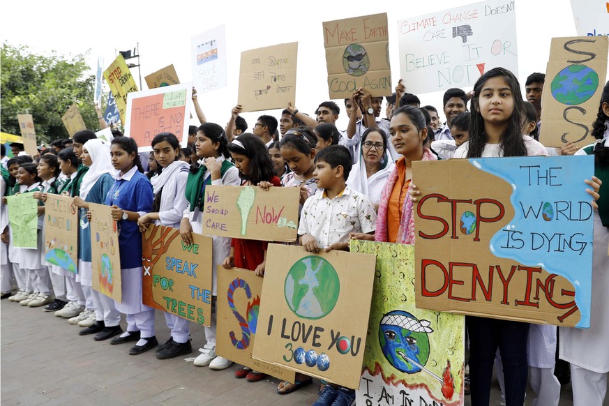Hunderte Schüler und Studenten protestieren für mehr Klimaschutz in Dhaka im September 2020.