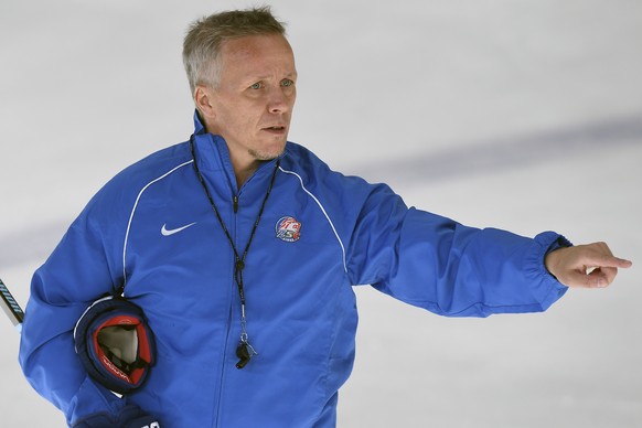 Der Schwede Hans Wallson, neuer Trainer der ZSC Lions beim ersten Mannschaftstraining der Lions zur kommenden Saison auf der Kunsteisbahn Oerlikon in Zuerich am Montag, 1. August 2016. (KEYSTONE/Walte ...