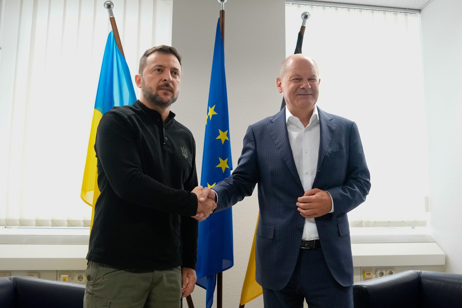 epa11589212 German Chancellor Olaf Scholz (R) meets Ukraine&#039;s President Volodymyr Zelensky for a bilateral talk at Frankfurt Airport, in Frankfurt am Main, Germany, 06 September 2024. Zelensky me ...