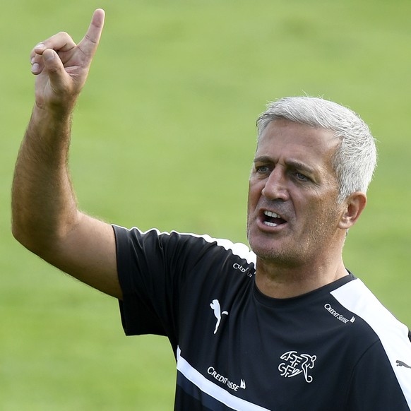 ARCHIV - ZUR VERTRAGSVERLAENGERUNG DES NATIONALTRAINERS VLADIMIR PETKOVIC MIT DEM SFV STELLEN WIR IHNEN DIESES ARCHIVBILD ZUR VERFUEGUNG - Nationalcoach Vladimir Petkovic beim Training der Schweizer F ...